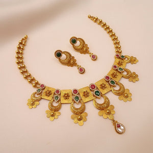 Diamond Dreams: Kundan Necklace of Majestic Charm